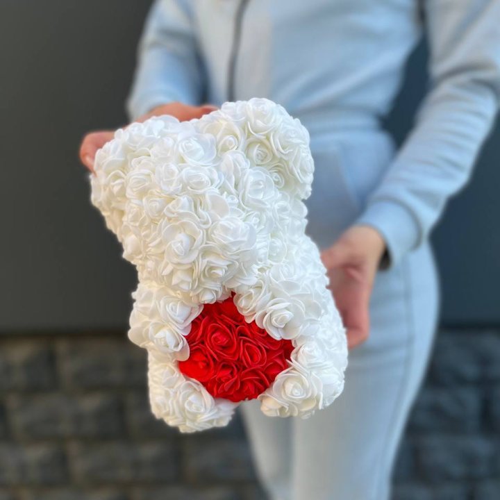 Медведь с красным седцем в Таганроге