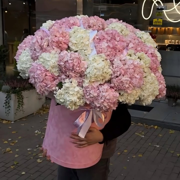 Дизайнерский цилиндр с гортензиями  в Таганроге