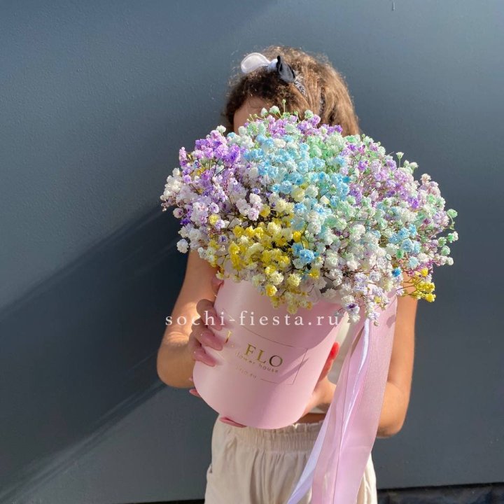 Радужные гипсофилы в шляпной коробке в Таганроге
