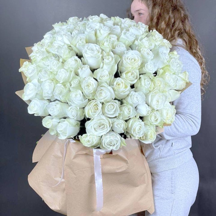 101 белая высокая импортная роза в Таганроге