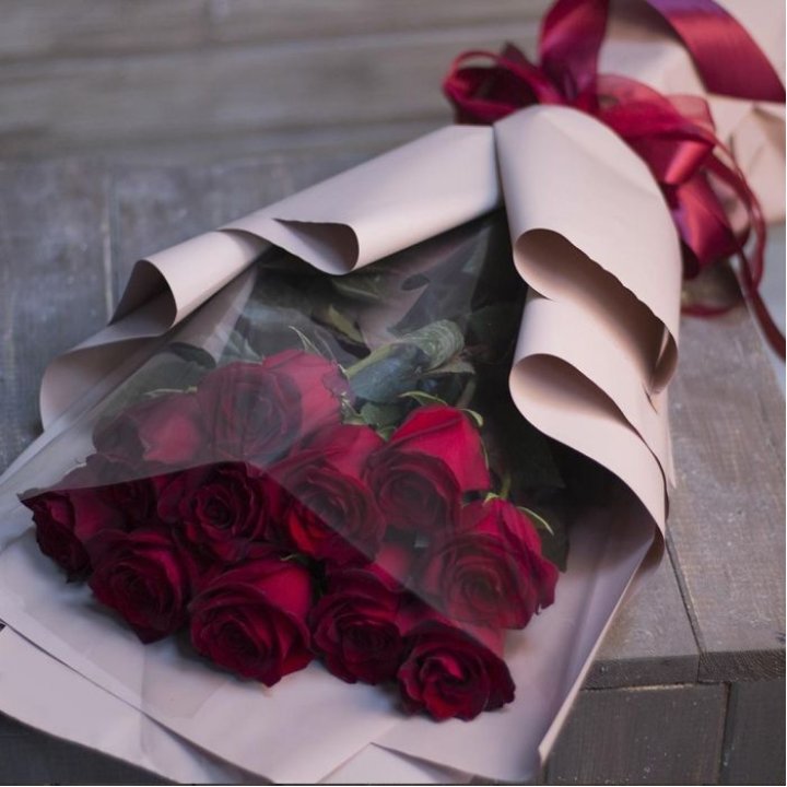 11 голландских роз в оформлении в Таганроге