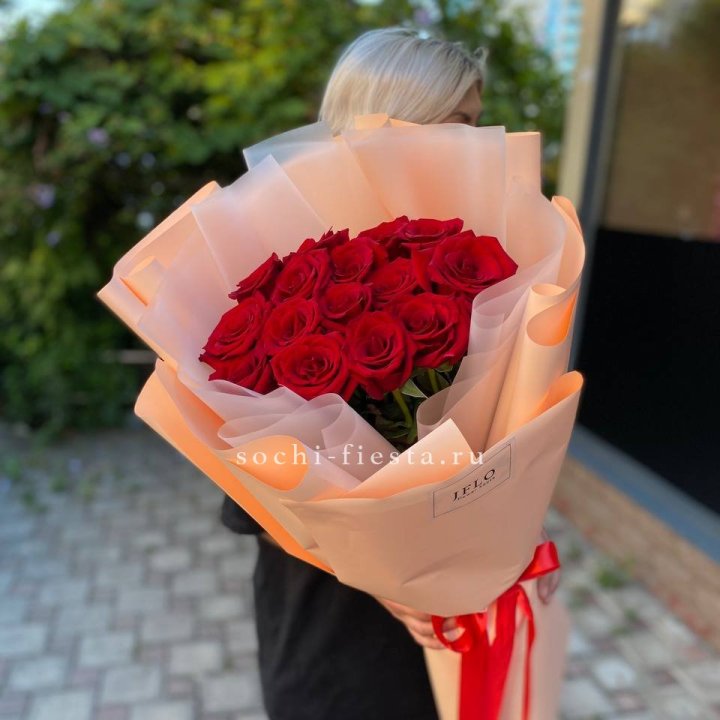 15 голландских роз в оформлении в Таганроге