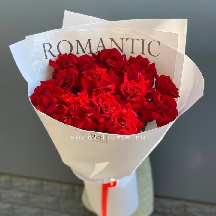 19 высоких роз в оформлении в Таганроге