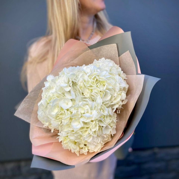 Букет из трёх белых гортензий в Таганроге
