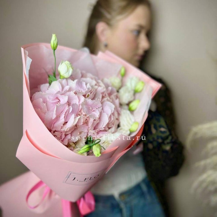 Букет с гортензией №2 в Таганроге