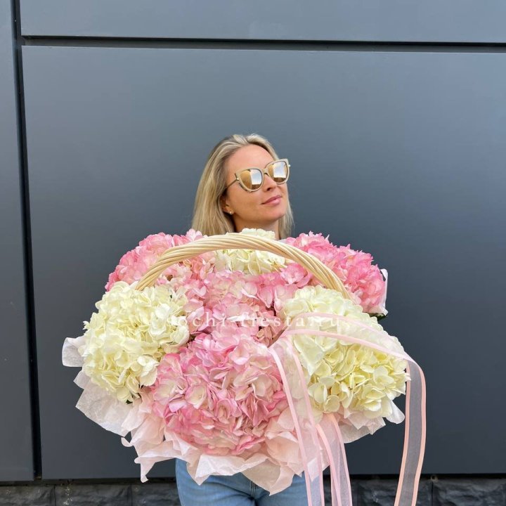 7 гортензий в корзине в Таганроге