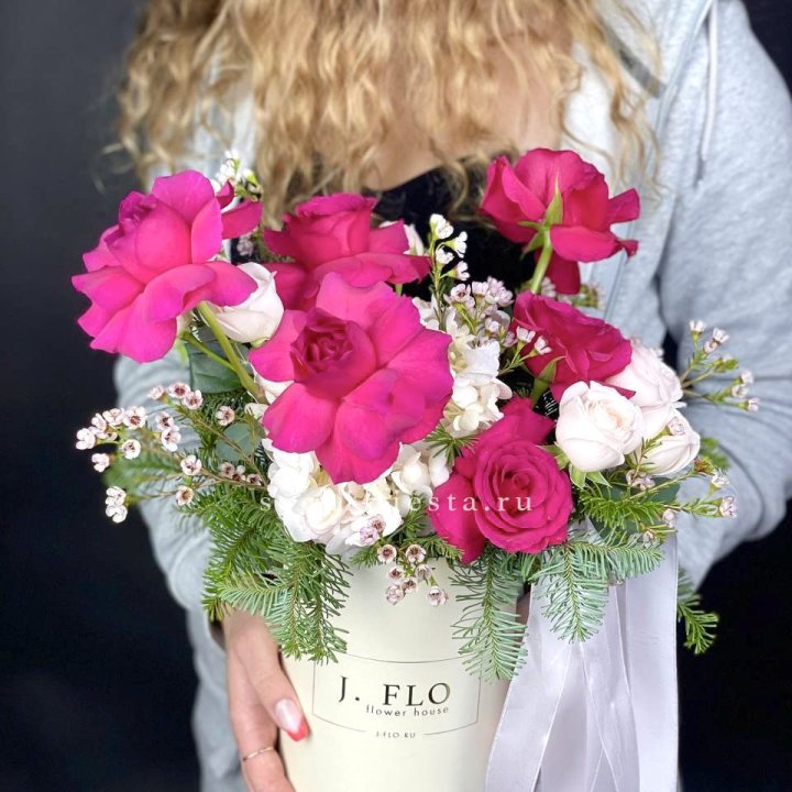 Новогодняя композиция в коробке пинк розе в Таганроге