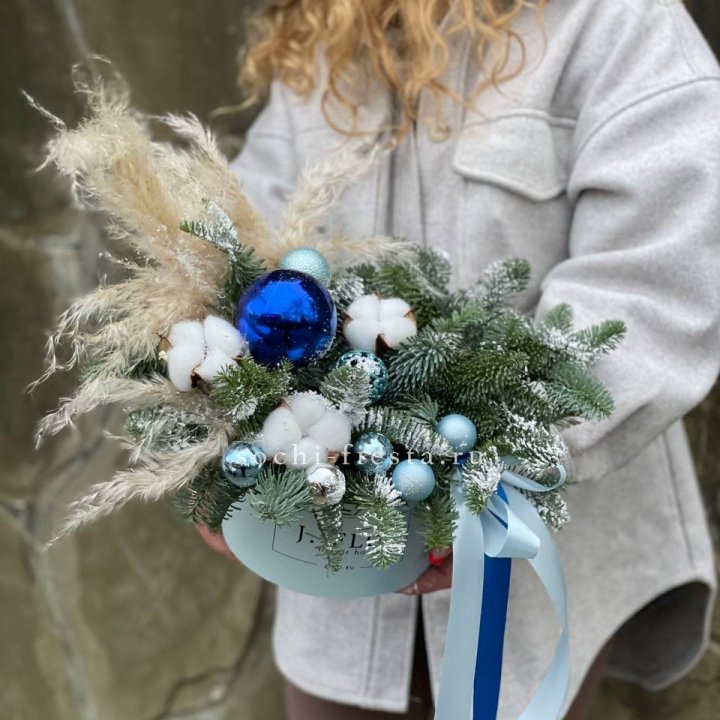 Новогодняя композиция в коробке блю в Таганроге