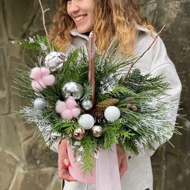 Новогодняя композиция в коробке пинк в Таганроге