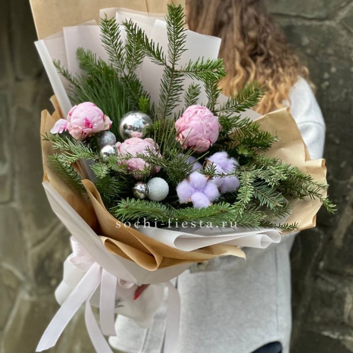 Новогодний букет с пионами  в Таганроге
