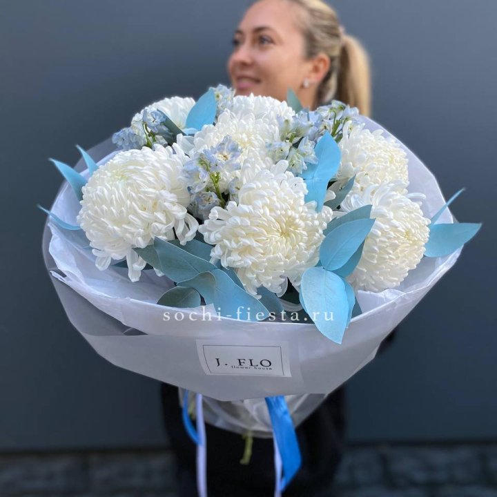 Букет хризантем Бигуди и дельфиниума  в Таганроге