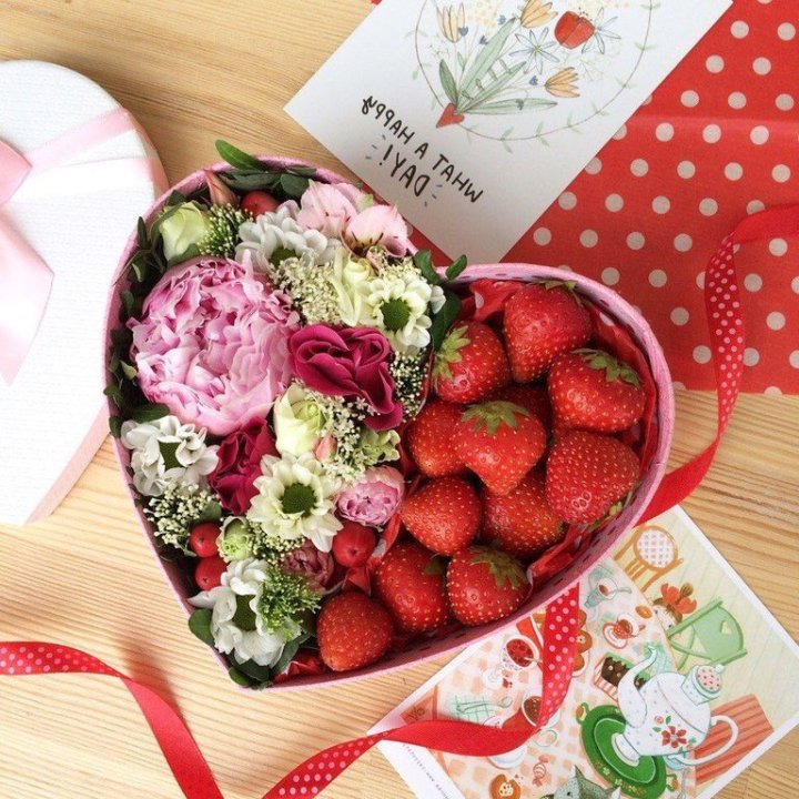 Бокс с клубникой и цветами в Таганроге
