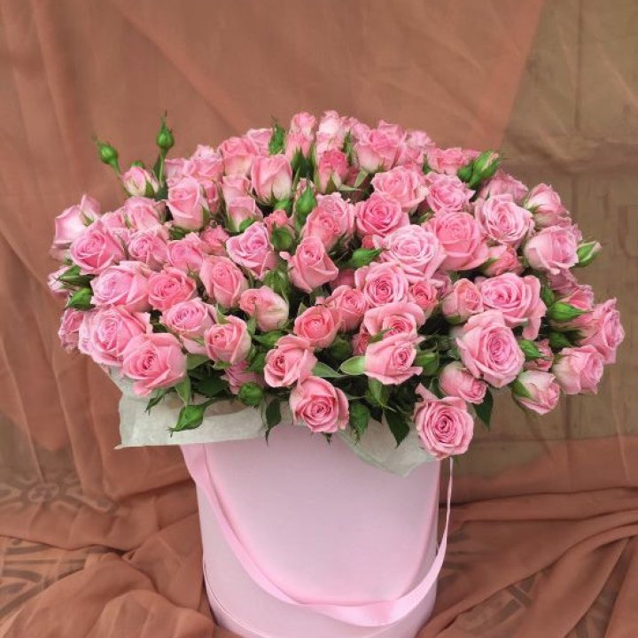 Кустовые розы в коробке в Таганроге