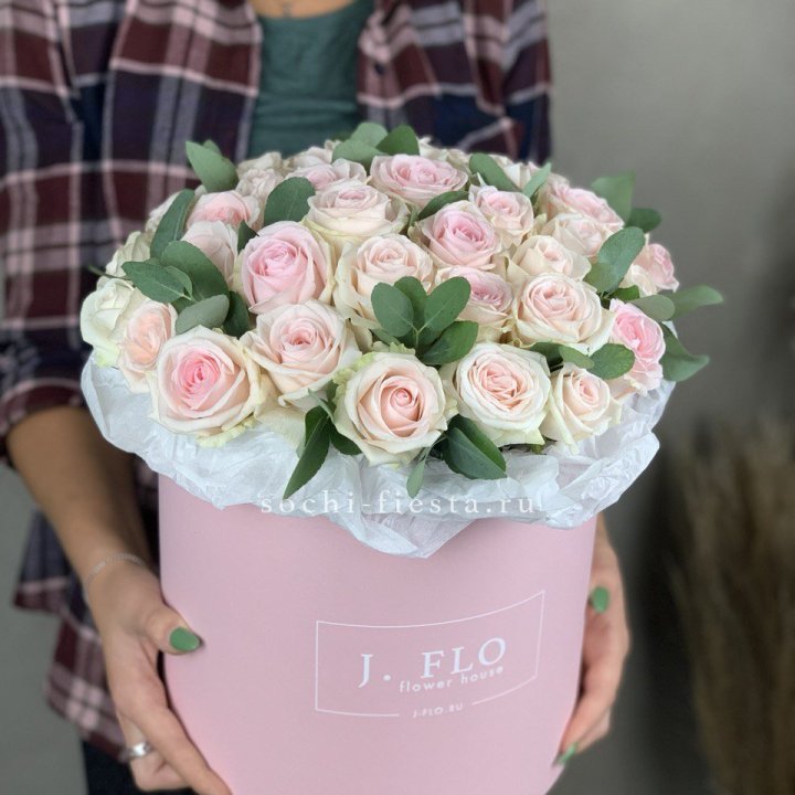 35 розовых роз в цилиндре в Таганроге