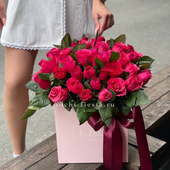 55 алых роз в кубе в Таганроге