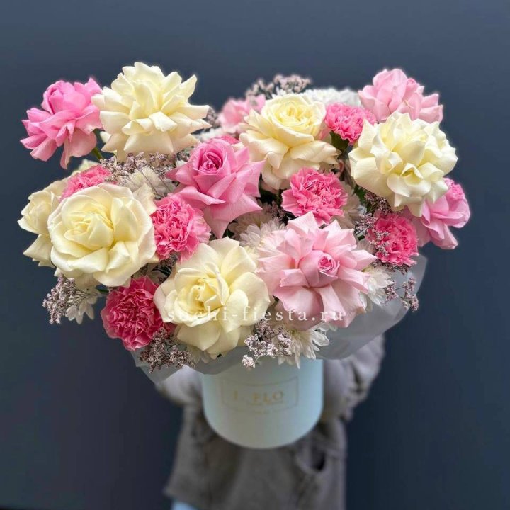 Коробка французских роз и диантусов "Бони" в Таганроге