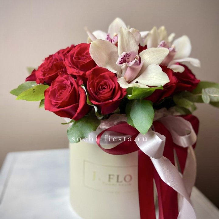 Розы и орхидеи в боксе в Таганроге