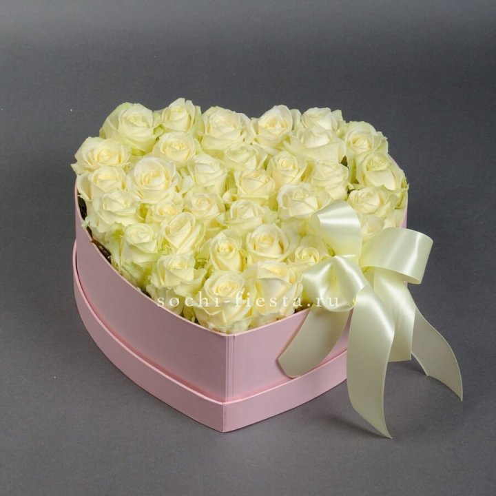 35 белых роз в коробке "Сердце" в Таганроге