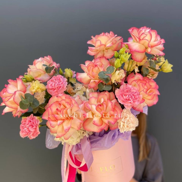 Бокс нежный с розами в Таганроге