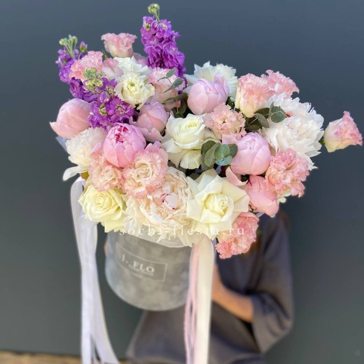 Дизайнерский цилиндр с пионами "Ривьера" в Таганроге