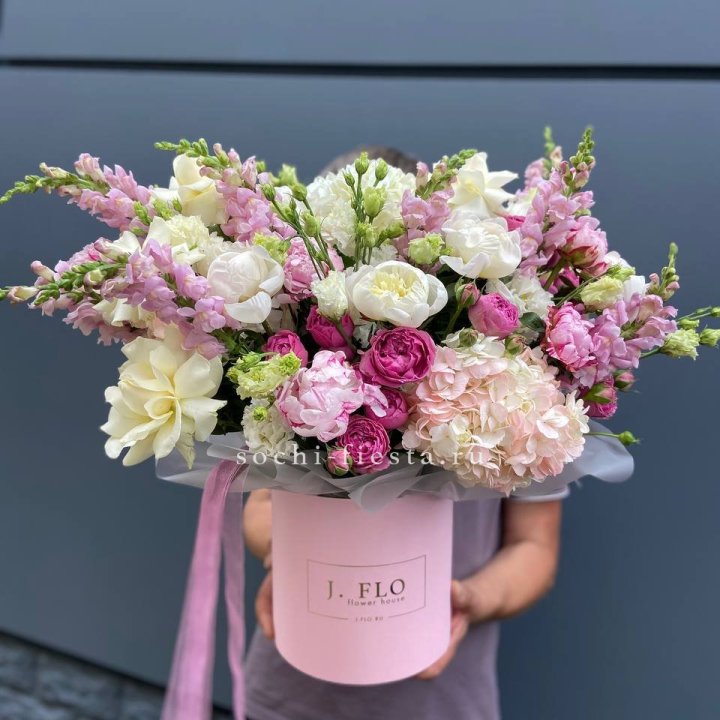 Дизайнерский цилиндр с пионами "Саманта" в Таганроге