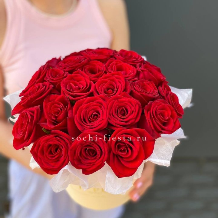 Красные розы в цилиндре в Таганроге