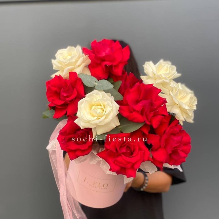 13 Французских роз в боксе в Таганроге