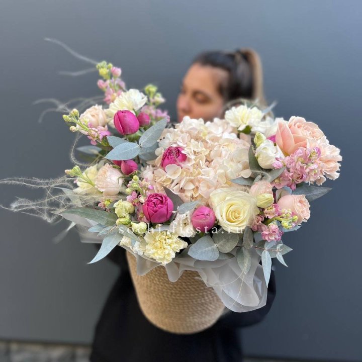 Цветочная композиция в джутовом боксе  в Таганроге