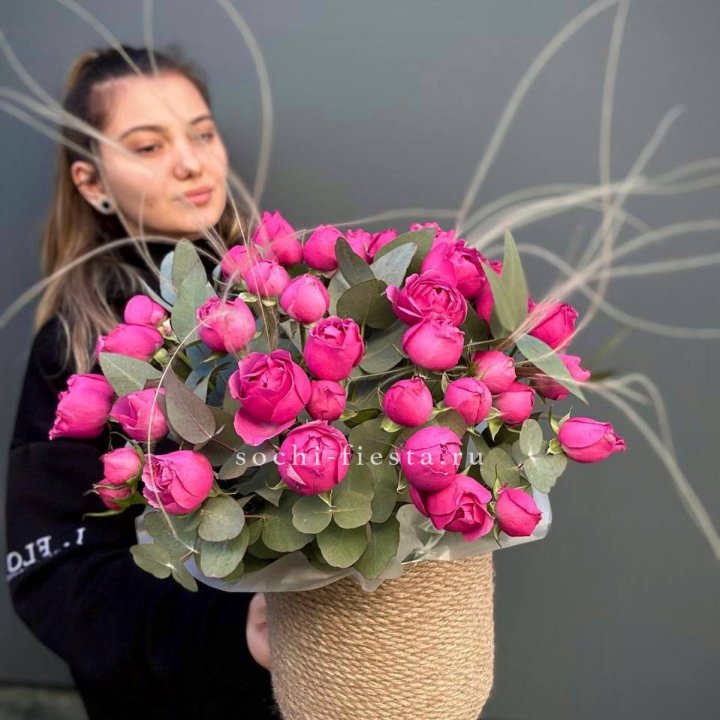 Пионовидные розы Мисти Бабблс в джутовом кашпо в Таганроге