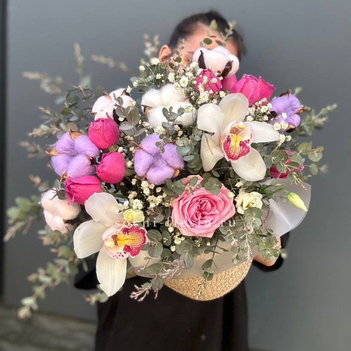 Орхидея и розы в джутовом кашпо в Таганроге