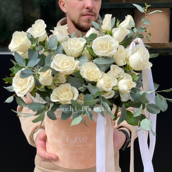 41 белая роз в бархатном боксе в Таганроге