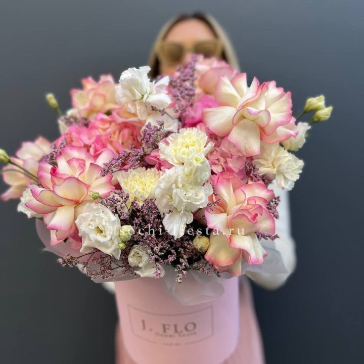 Цветочная композиция "Глория" в боксе в Таганроге