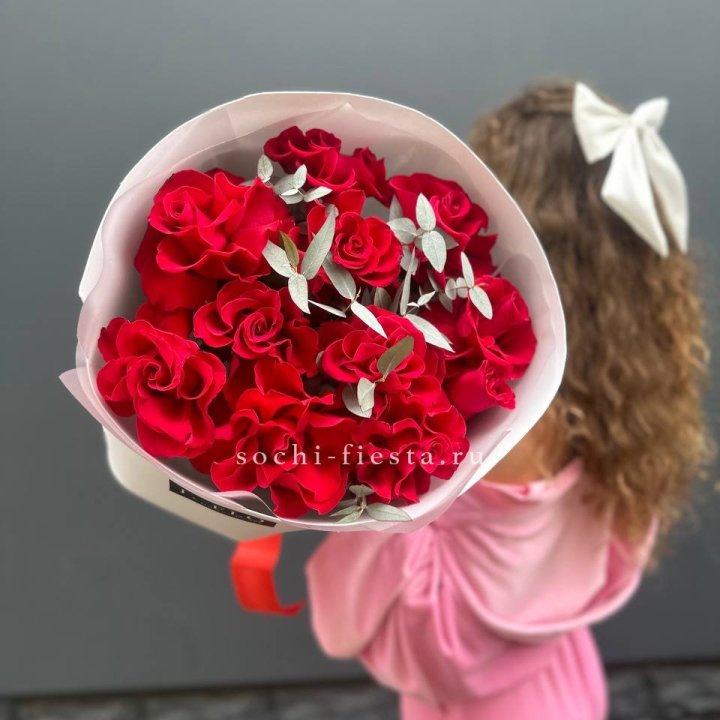11 Красных французских роз в Таганроге