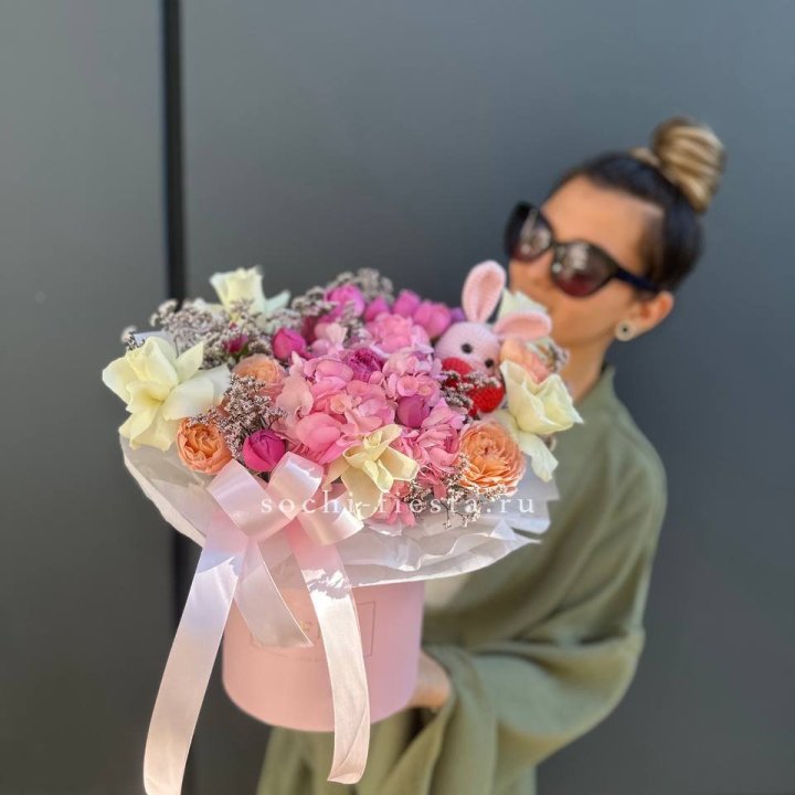 Дизайнерский цилиндр с игрушкой "Лола" в Таганроге