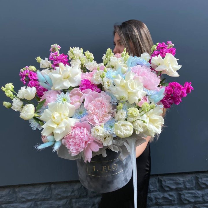 Дизайнерский цилиндр "Пионы гарден" в Таганроге