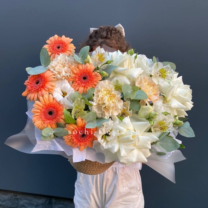 Розы и герберы в джутовом кашпо "Георгино" в Таганроге