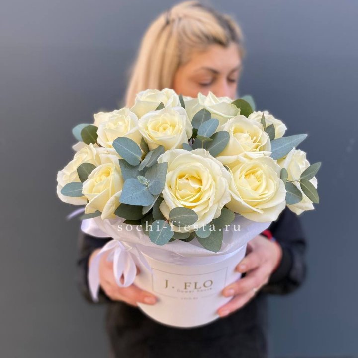 15 белых роз в боксе в Таганроге