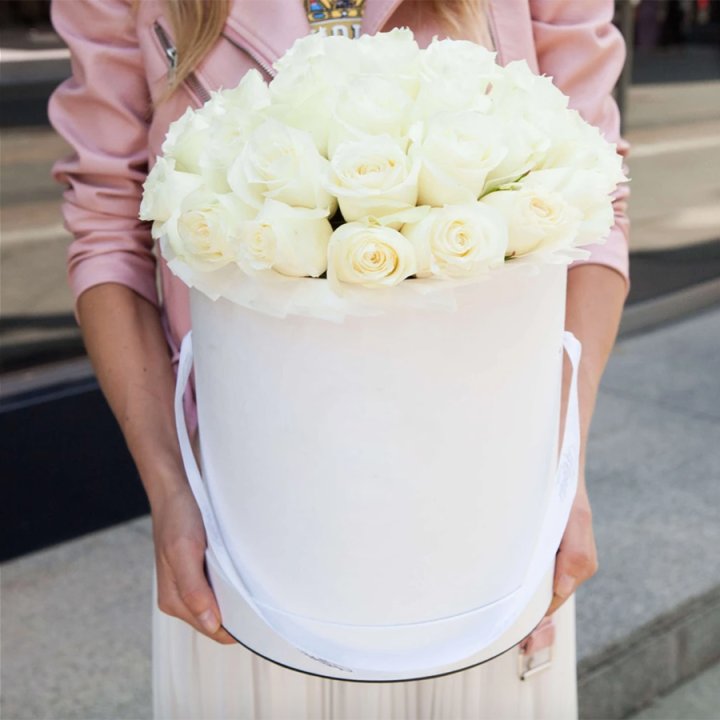 35 белых роз в цилиндре в Таганроге