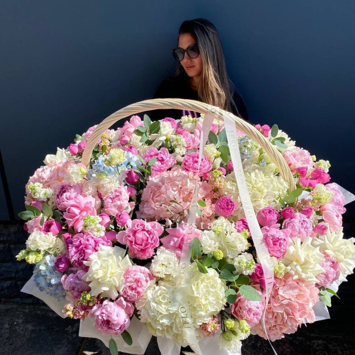 Цветочная корзина из пионов и пионовидных роз "Перфекте" в Таганроге