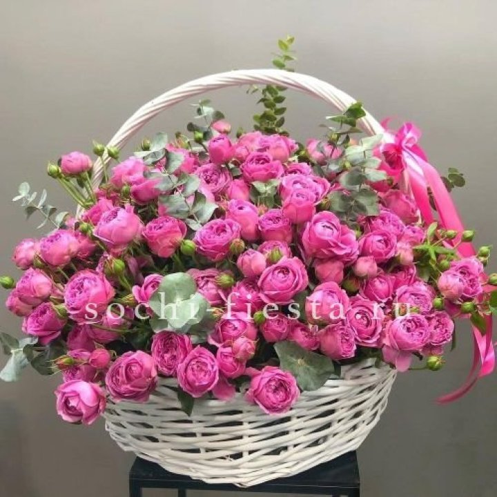 65 пионовидных кустовых роз в корзине в Таганроге