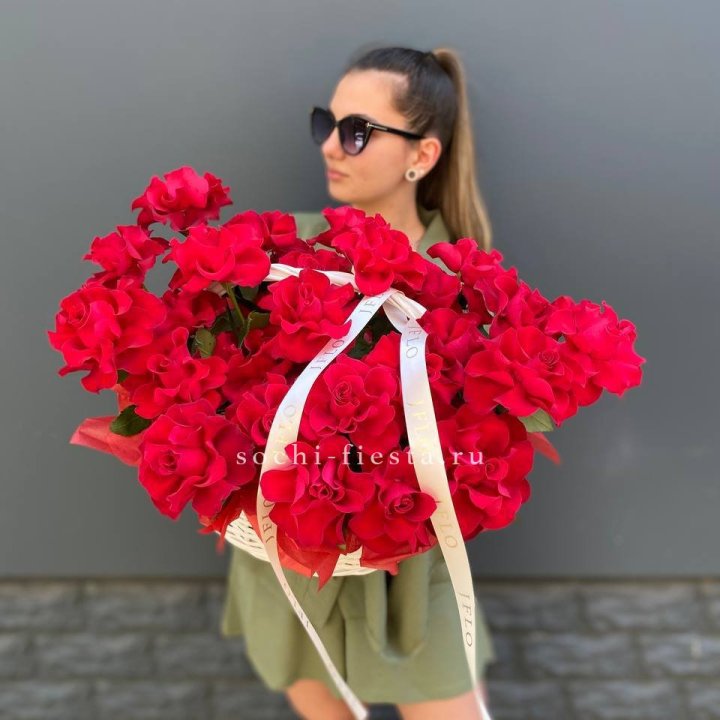 Красные французские розы в корзине в Таганроге