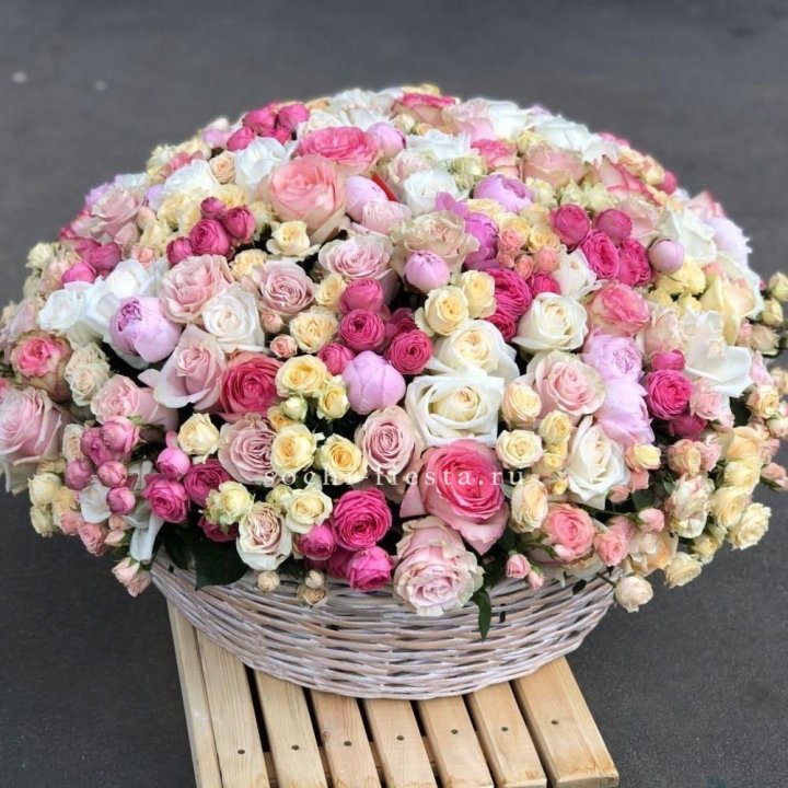 Цветочная корзина из пионов и пионовидных роз "Юниверсити" в Таганроге