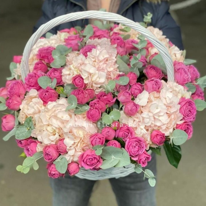 Корзина с гортензией и Мисти Баблс в Таганроге