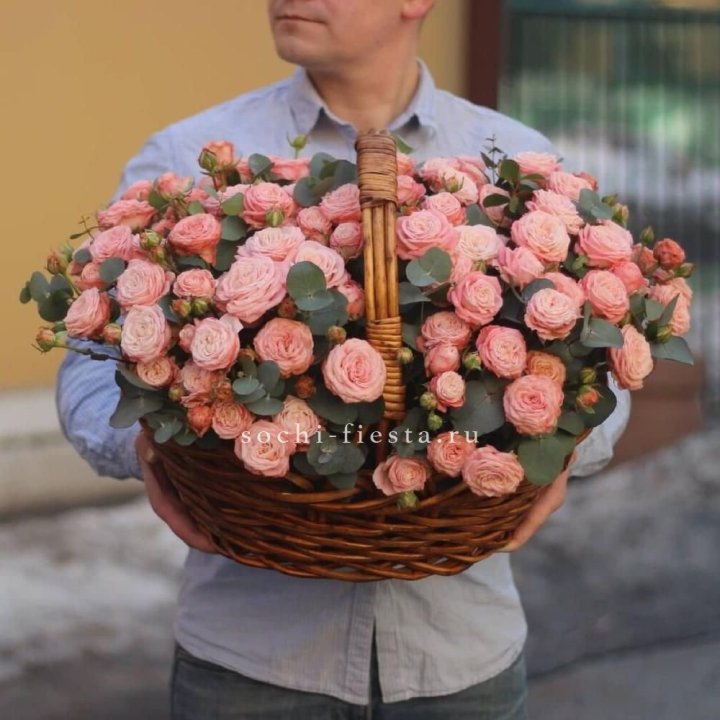 Корзина из 101 пионовидной розы в Таганроге