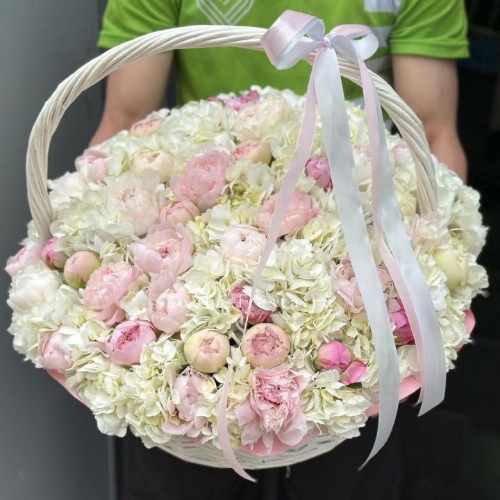 Премиум корзина гортензий и пионов в Таганроге