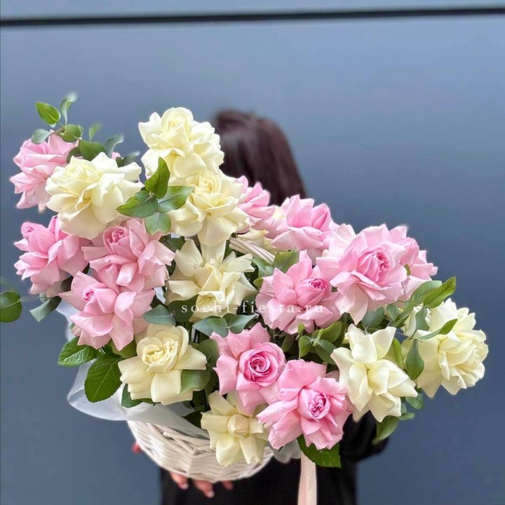 25 Французских роз в корзине в Таганроге