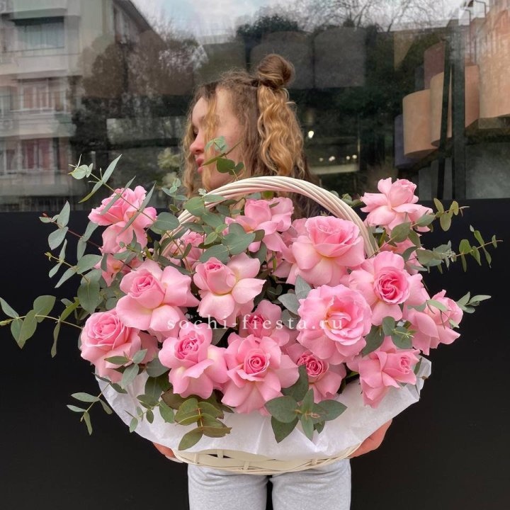 25 роз в цветочной корзине  в Таганроге