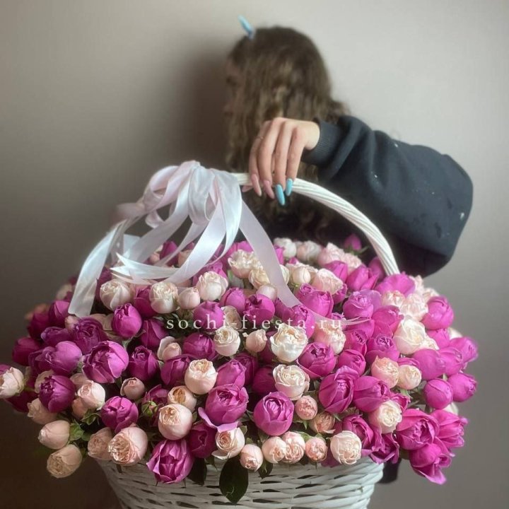 Премиум корзина пионовидных кустовых роз в Таганроге