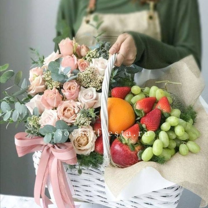 Фруктовая корзина c цветами в Таганроге