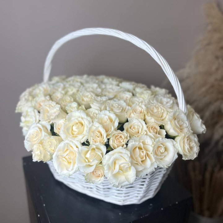 101 белая роза в корзине в Таганроге